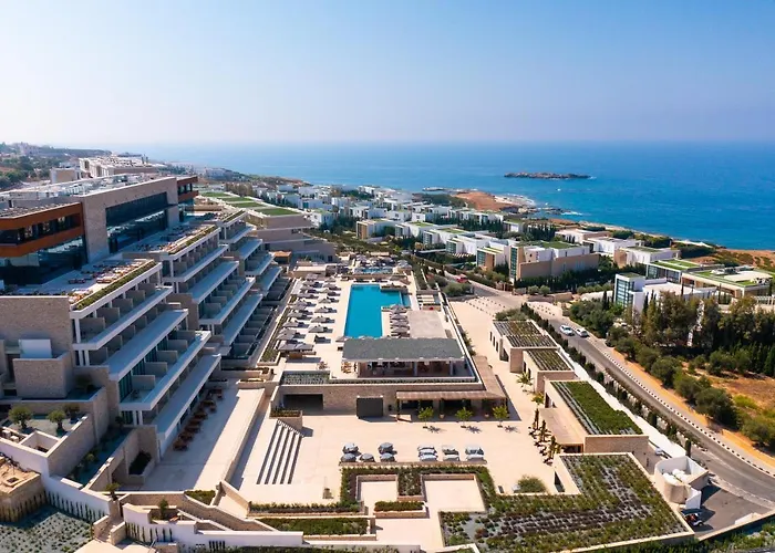 אתר נופש Cap St Georges 5*